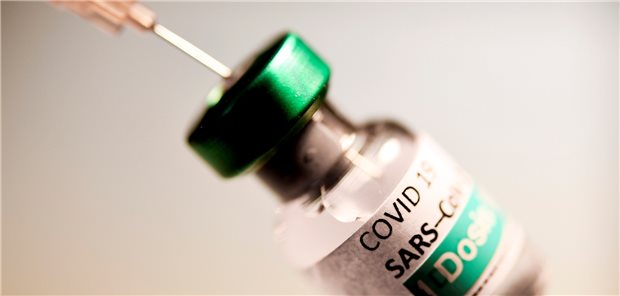 Warnung vor Anaphylaxie bei Corona-Impfung Eine Injektion mit „BN162b2“ wird vorbereitet.