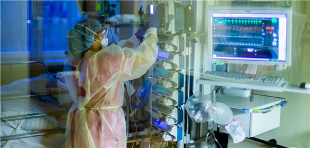 Omikron-Welle in NRW: „Es wird Einschränkungen geben“ Eine Intensivfachpflegerin betreut einen COVID-19-Patienten. Die Verweildauern in den Kliniken bei Patienten, die mit der Omikron-Variante infiziert sind, ist mit drei bis fünf Tagen deutlich niedriger als bei der Delta-Variante.