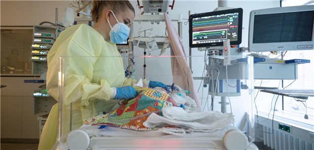 Eine Intensivpflegerin versorgt auf der Kinder-Intensivstation des Olgahospitals des Klinikums Stuttgart einen am Respiratorischen Synzytial-Virus (RS-Virus oder RSV) erkrankten Patienten, der beatmet wird.