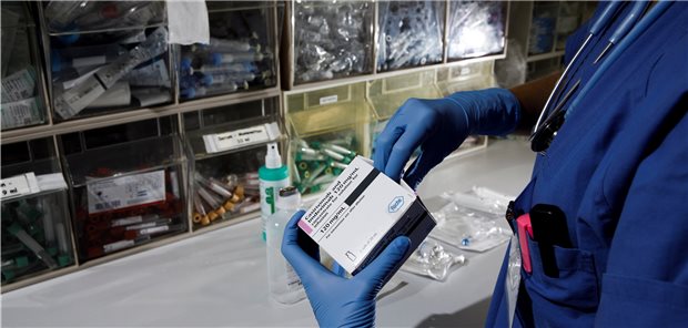 Linda Jürgens, Fachärztin am Charité Virchow-Klinikum der Medizinische Klinik mit Schwerpunkt Infektiologie und Pneumologie, bereitet eine Infusion mit dem Medikament Casirivimab vor. 