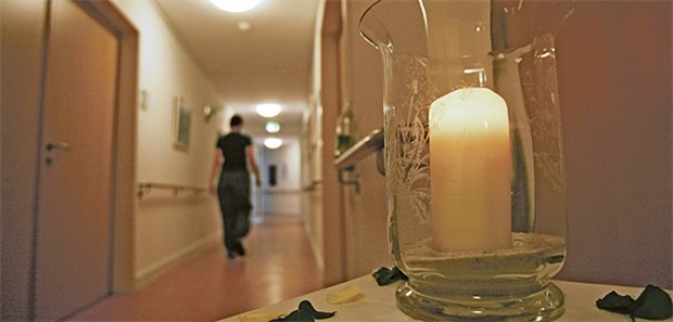 Kassen und Verbände warnen vor zu vielen Hospizen Eine Kerze auf dem Tisch vor dem Zimmer eines gerade Verstorbenen in einem Münchner Hospiz. Im Norden will man den Ausbau solcher Einrichtungen nun bremsen.