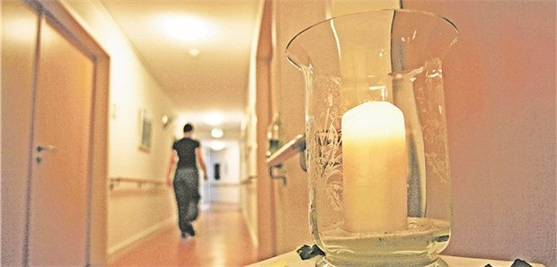 Patientenverfügung schützt vor qualvoller Übertherapie am Lebensende Eine Kerze in einem Hospiz in München erinnert an einen gestorbenen Bewohner.