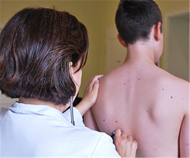 Pädiater wollen Vorsorge-Revolution Eine Kinderärztin behandelt einen Jugendlichen. Für jede Vorsorge soll es nach den Wünschen der Pädiater künftig einen Fragebogen geben.