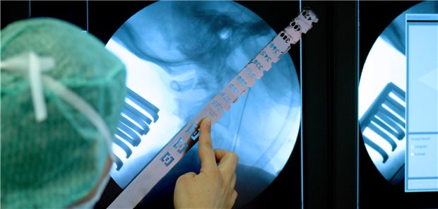 Eine Klägerin mit einem gebrochenen Halswirbel hatte sich für eine spezielle Therapie in den USA interessiert. Weil diese jedoch nicht dem Stand der Wissenschaft entspricht, muss die Kasse nicht dafür zahlen.