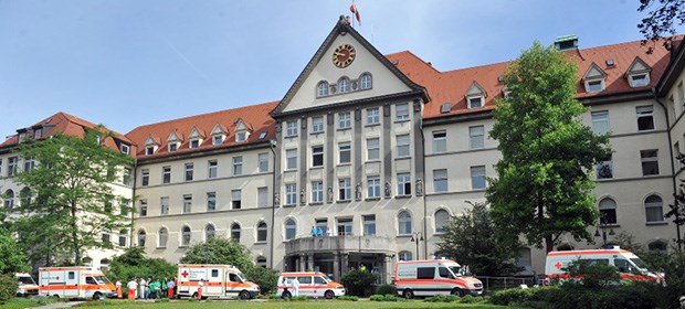 Riesiger Klinik-Umzug in Ulm Eine Klinik zieht um - Rettungswagen helfen.