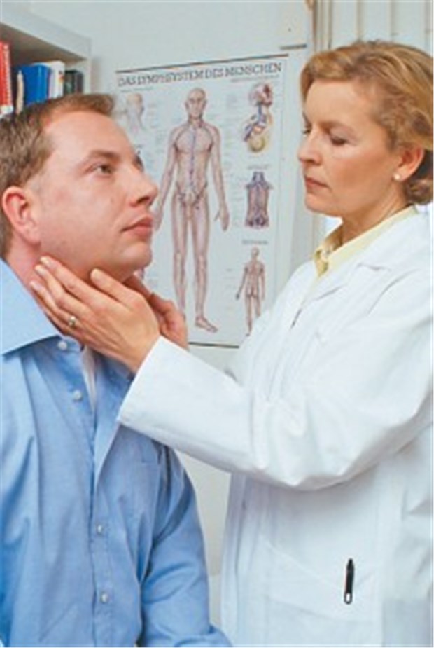 Lymphknotenschwellung über einen Monat: immer invasive Diagnostik! Eine Kollegin tastet bei einem Patienten die Lymphknoten ab.