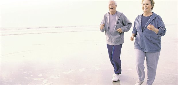 Gesund leben, Krebsrisiko senken: Studie untermauert Zusammenhang Zwei ältere Menschen joggen am Strand.