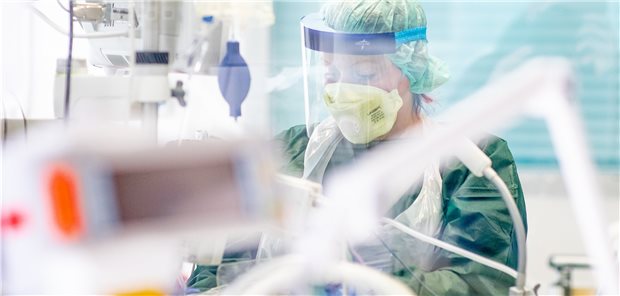 Intensivmediziner warnen vor drohender Überlastung Eine Krankenpflegerin bei der Arbeit auf der Intensivstation der Uniklinik Essen. Auf Deutschlands Intensivstationen rollt nach Prognosen von Fachärzten eine COVID-19-Welle zu, die das Frühjahr weit übertreffen könnte. Ursache dafür ist nach Ansicht der Ärzte auch eine Ego-Gesellschaft, die wenig verstanden hat.
