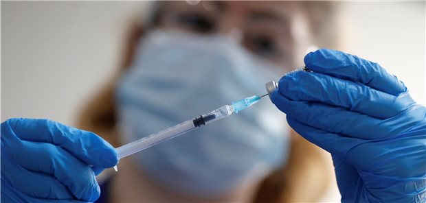 NHS-Hausärzte sollen nächste Woche gegen Corona impfen Eine Krankenpflegerin zieht am zweiten Tag des größten Impfprogramms in der Geschichte Großbritanniens im Londoner Guy’s Hospital eine Spritze mit dem Corona-Impfstoff auf. In Kürze sollen auch Hausärzte impfen.