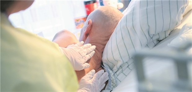 : Bei der Palliativversorgung ist der Gesetzgeber weiter gefordert Eine Krankenschwester auf der Palliativstation der Charité in Berlin behandelt eine Patientin.
