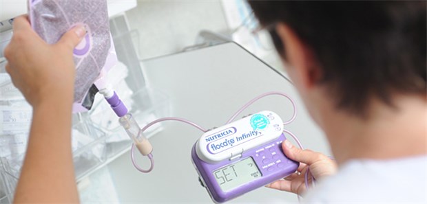 Mehr Pflegegeld bei Ernährung per Infusion Eine Krankenschwester bereitet eine bereitet die künstliche Ernährung eines Patienten vor.