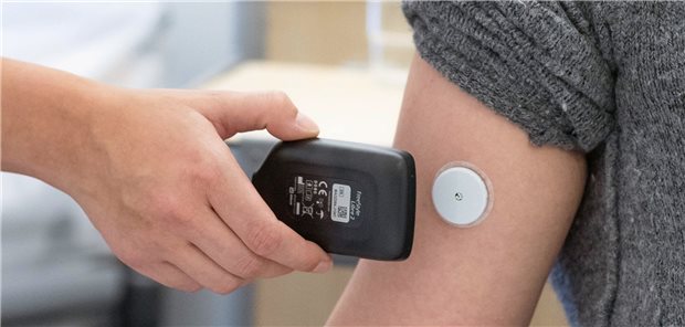 Uniklinik screent alle auf Diabetes und setzt voll auf die digitale Karte Eine Krankenschwester nimmt bei einer Patientin im Universitätsklinikum Essen eine digitale Blutzuckermessung vor.