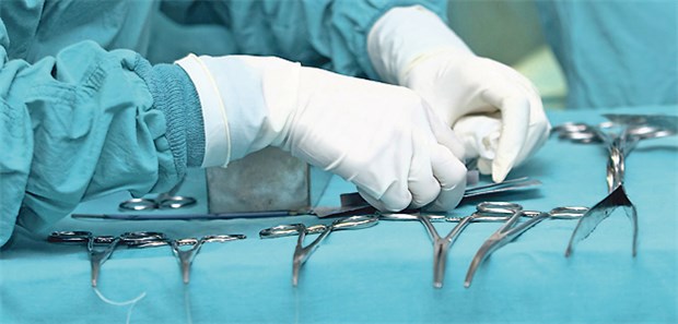 Experte denkt Qualitätssicherung neu Eine Krankenschwester sortiert Operationsbesteck. Der ehemalige Gesundheitsweise, Professor Matthias Schrappe, plädiert für eine Qualitätssicherung auch bei der stationären Behandlung von Volkskrankheiten.