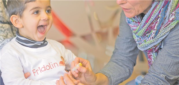 Ärzte fordern bessere psychosoziale Betreuung für Kinder mit Diabetes Eine Krankenschwester zeigt, wie bei einem Kind Blut an der Fingerkuppe für einen Blutzuckertest abgenommen wird. Doch Eltern erkrankter Kinder brauchen mehr als Beratung zur Therapie an sich, so die DDG.