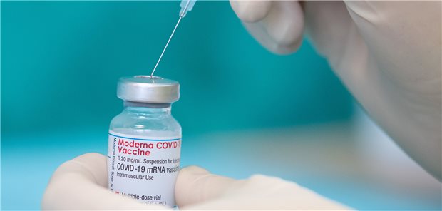 Fast vier Millionen Corona-Impfdosen seit Dezember 2021 abgelaufen Eine Krankenschwester zieht den Impfstoff des Herstellers Moderna gegen das Coronavirus in einer gestellten Situation mit einer Spritze auf. Vor allem von diesem Impfstoff haben zuletzt viele Impfdosen das Verfallsdatum überschritten. (Archivbild)