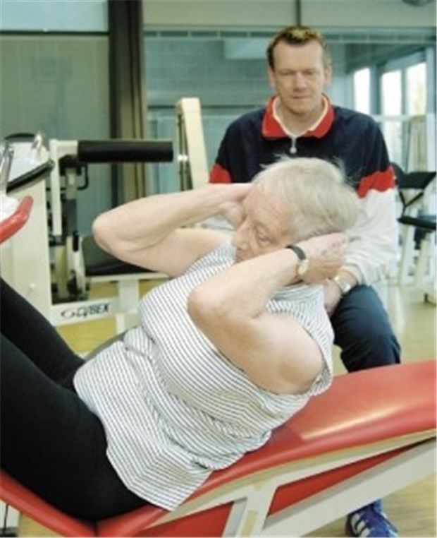 Training gegen Kachexie Eine Krebspatientin trainiert die Bauchmuskulatur.