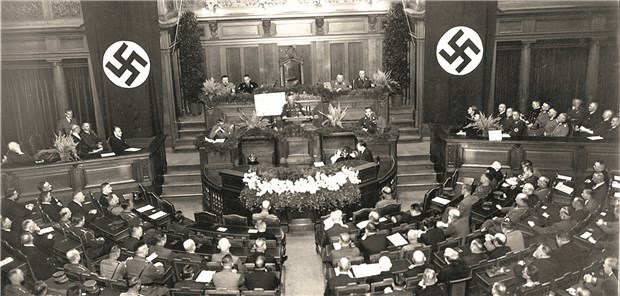 Zahnärzte tief verstrickt in Nazi-Verbrechen Eine Kundgebung im Preußischen Herrenhaus am 15. Oktober 1934 anlässlich der Tagung der DGZMK in Berlin.