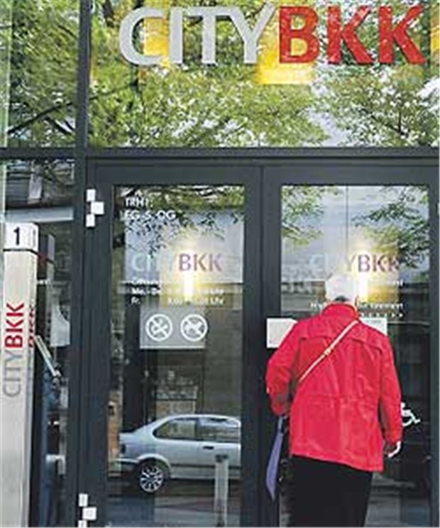 Wettbewerb lässt das Kassensystem knirschen Eine Kundin auf dem Weg, sich von der City BKK zu verabschieden. Der Versicherungslandschaft steht weitere Konsolidierung bevor.
