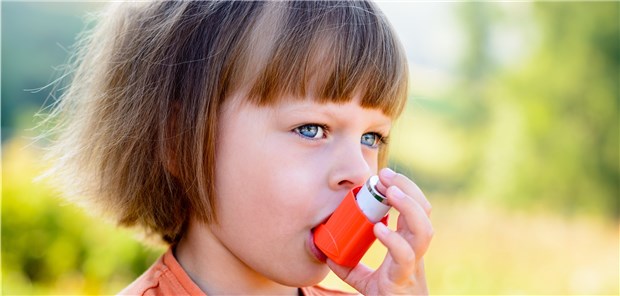 Eine Kurzzeittherapie mit Kortikoiden – inhalativ oder systemisch – scheint bei Kindern sicher zu sein. (Symbolbild mit Fotomodell)