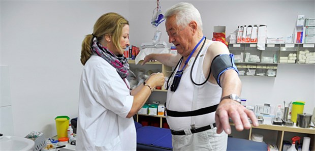 Das erwartet Hochdruck-Patienten langfristig Eine Langzeitblutdruckmessung und ein Langzeit-EKG werden vorbereitet. Die Versorgung bei Hypertonie reicht bisher nach Studiendaten nicht aus.