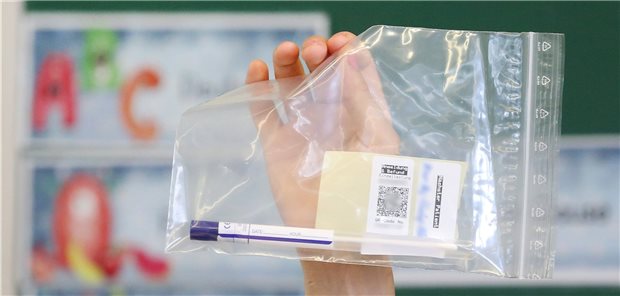 Streit um Corona-Lolli-Tests für Grundschulkinder Eine Lehrerin in einer Grundschule in NRW erklärt ihren Schülern den „Lolli-Test“. In dem Bundesland sind die Tests seit Mai im Einsatz.