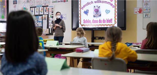 Corona-Impfung: Erzieher und Grundschullehrer kommen früher dran Eine Lehrerin mit FFP2-Maske unterrichtet in einer ersten Klasse an einer Grundschule in Baden-Württemberg mit Wechselunterricht.