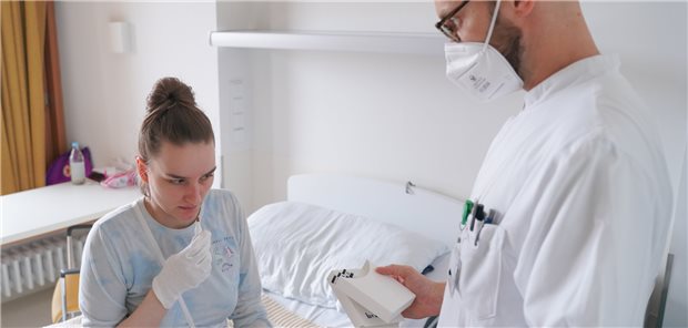 Eine Long-COVID-Patientin im Juli 2022 beim Riechtraining mit einem Arzt im Unfallkrankenhaus Berlin (ukb). Wer an Long- oder Post-COVID erkrankt, fehlt durchschnittlich rund 47 Tage im Beruf, hat eine Auswertung der AOK ergeben.