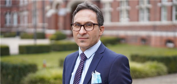 Berliner Amtsarzt: Statt Lotterie als Impf-Anreiz doch lieber Aufklärung Nicolai Savaskan, Leiter des Gesundheitsamtes Neukölln, vor dem Gesundheitsamt.