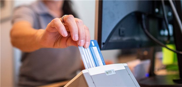 Eine MFA steckt die elektronische Gesundheitskarte ins Lesegerät. Ab 1. Juli soll dieser Vorgang auch in manchen Apotheken möglich sein, um das E-Rezept abzurufen. Doch fiel am Vormittag der Fachdienst zeitweise aus. (Archivbild)
