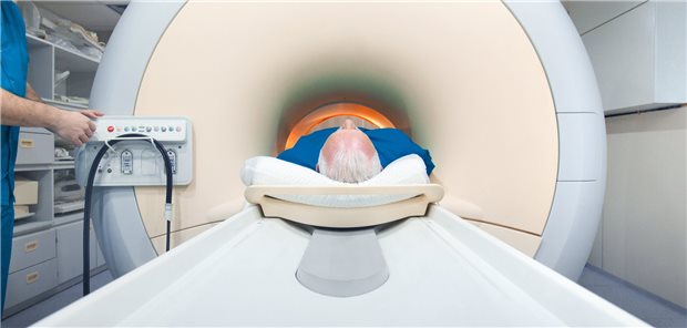 Eine Magnetresonanztomographie kann auch unter Belastung durchgeführt werden, um die Durchblutung des Myokards zu messen. (Symbolbild mit Fotomodell)