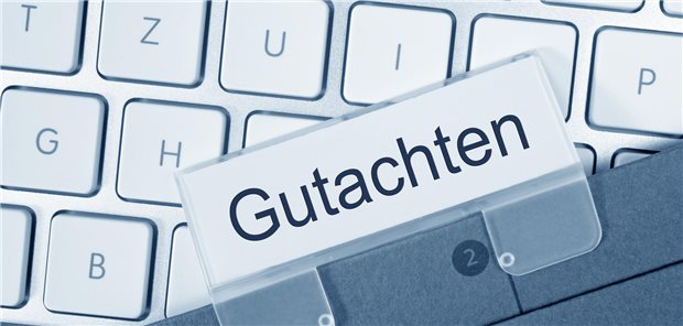 Eine Mappe mit der Aufschrift Gutachten auf einer Tastatur.