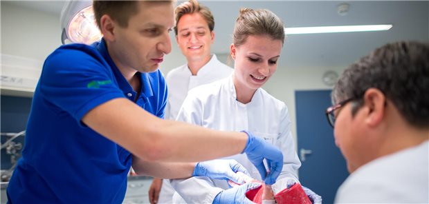 Das Foto zeigt die Versorgung einer Patientin durch einen Arzt und eine Medizinstudentin im Praktischen Jahr.
