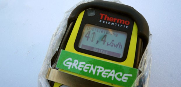 Japan kämpft gegen die Strahlung Eine Messung von Greenpeace am 26. Februar auf einem Parkplatz in Fukushima ergibt einen Wert von über 40 Mikrosievert pro Stunde.
