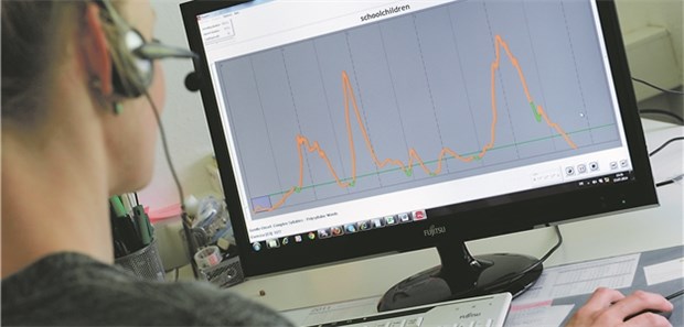 Stotter-Therapie im virtuellen Raum Eine Mitarbeiterin der Kasseler Stottertherapie demonstriert eine Software für Sprechübungen (Archiv).