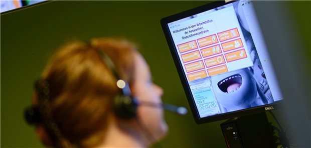 Eine Mitarbeiterin des Ärztlichen Bereitschaftsdienstes sitzt in der Dispositionszentrale der KV Hessen vor ihrem Bildschirm. Geht es nach Bundesarbeitsminister Hubertus Heil (SPD), unterliegen Ärzte im Bereitschaftsdienst der Sozialversicherungspflicht.