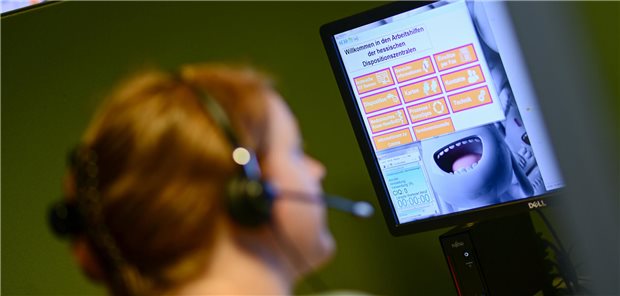 Eine Mitarbeiterin des Ärztlichen Bereitschaftsdienstes in einer Dispositionszentrale.