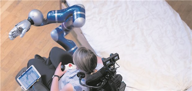 Wenn Edan die Schnabeltasse reicht Eine Mitarbeiterin des DLR stellt den Assistenzroboter Edan vor – er soll Pflegekräfte entlasten.