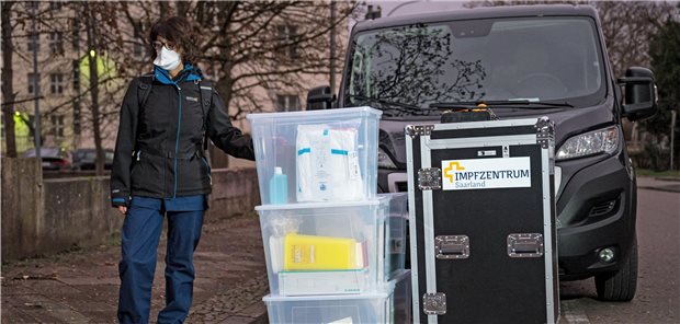 Vorerst keine freien Corona-Impftermine mehr im Saarland Eine Mitarbeiterin des Impfteams steht mit Impfutensilien vor der Stabsstelle des saarländischen Gesundheitsministeriums.