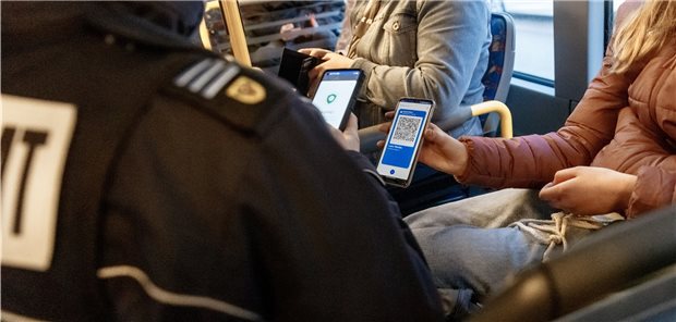 Lübeck: Eldorado für gefälschte Impfpässe im Norden? Eine Mitarbeiterin des Ordnungsamts Lübeck überprüft in einem Linienbus den Impfstatus oder Testnachweis eines Fahrgastes. Entpuppt dieser sich als Fälschung, wird es für den Betroffenen unangenehm.