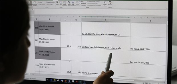 „Querdenker“ rufen auf, Gesundheitsämter lahmzulegen Eine Mitarbeiterin eines Gesundheitsamtes zeigt am Bildschirm, wie einzelne Corona-Fälle verfolgt werden: Die Nachverfolgung bindet viele Ressourcen.