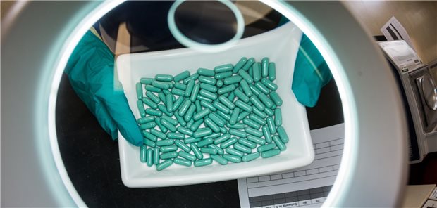 Arzneiwirkstoffe aus Asien: Experten fordern Problembewusstsein Eine Mitarbeiterin eines Pharmaunternehmens überprüft die Produktion von Kapseln. Aktuell werden rund 60 Prozent der Arzneimittelwirkstoffe in Asien hergestellt, überwiegend in China und Indien.