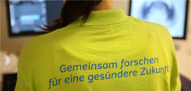 Eine Mitarbeiterin im Dietrich-Bonhoeffer-Klinikum in Neubrandenburg verfolgt die MRT-Untersuchung eines Probanden im Rahmen der NAKO Gesundheitsstudie. (Archivbild)