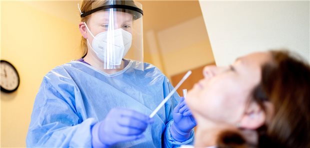Corona-Testpflicht in Heimen? Ein bundesweiter Flickenteppich! Eine Mitarbeiterin nimmt in einem Pflegeheim bei einer Besucherin einen Abstrich für einen Schnelltest zur Erkennung des Coronavirus.