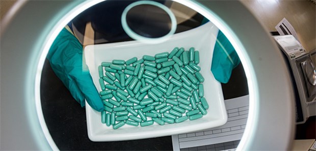 Stada wird von Investoren umgarnt Eine Mitarbeiterin überprüft die Produktion von Kapseln bei der Firma STADA. Das Unternehmen ist auf die Herstellung von Generika und rezeptfreien apothekenpflichtigen Arzneimitteln spezialisiert.
