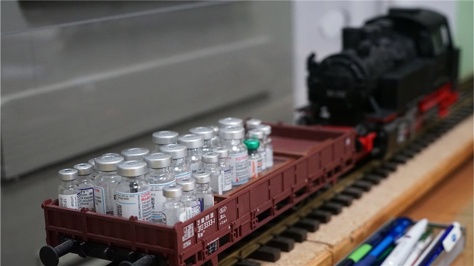 Eine Modelleisenbahn fährt durch die Praxisräume. 