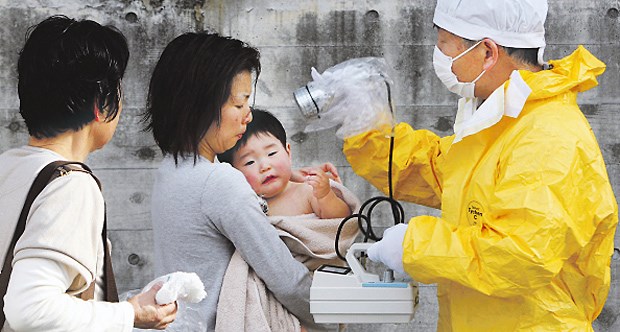Bisher gibt es nur wenige leicht verstrahlte Menschen in Japan Eine Mutter mit Kind wird in Japan auf radioaktive Kontamination geprüft.