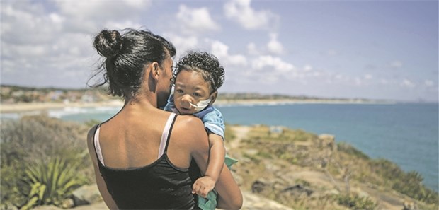 Brasilien hebt nationalen Notstand auf Eine Mutter mit ihrem zehn Monate alten Baby mit Mikrozephalie: Die Zahl der Betroffenen ist mittlerweile deutlich gesunken.