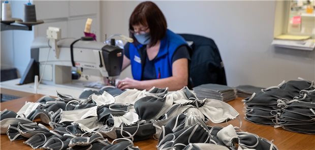 So kreativ sind Unternehmen in der Corona-Not Eine Näherin des Matratzen- und Schaumstoff-Herstellers Wegerich, näht in der Produktion des Unternehmens Mundschutzmasken. Eigentlich produziert die Firma Matratzen für Wohnmobile und Pflegebetten.