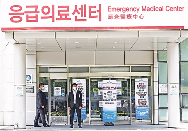 Südkorea setzt auf Knoblauch, Joghurt & Co. Eine Notaufnahme im Seoul Boramae Hospital war am Montag im Zuge des Mers-Ausbruchs teilweise geschlossen worden.