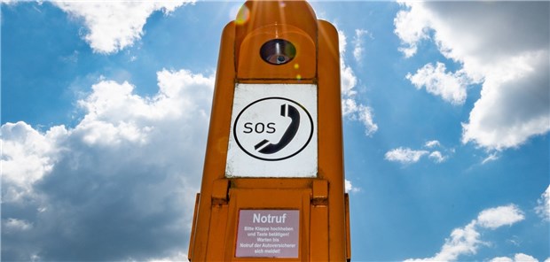 Werden Notrufsäulen überhaupt noch gebraucht? Eine Notrufsäule an der Autobahn 9. Trotz Handy und eCall-Systemen erfüllen Notrufsäulen noch wichtige Funktionen.